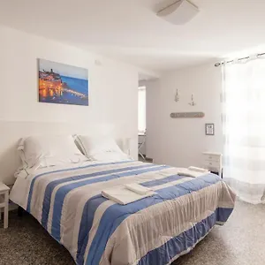 Ludovica Flat , Vernazza Italy